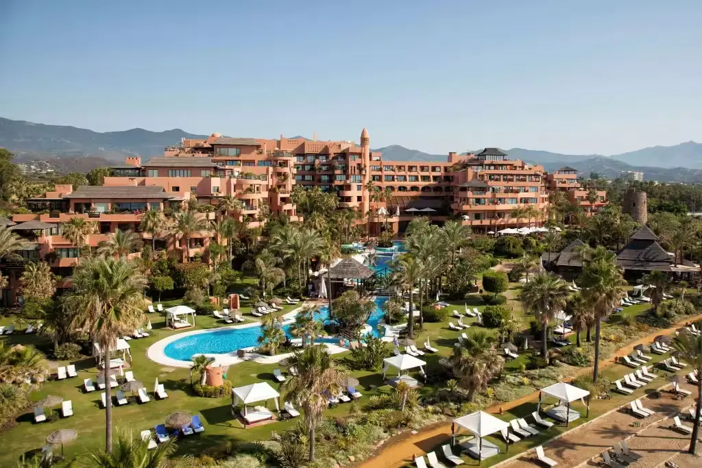 vista aerea panoramica hotel lujo 5 estrellas Kempinski palmeras cesped hamacas sombrillas Estepona Malaga