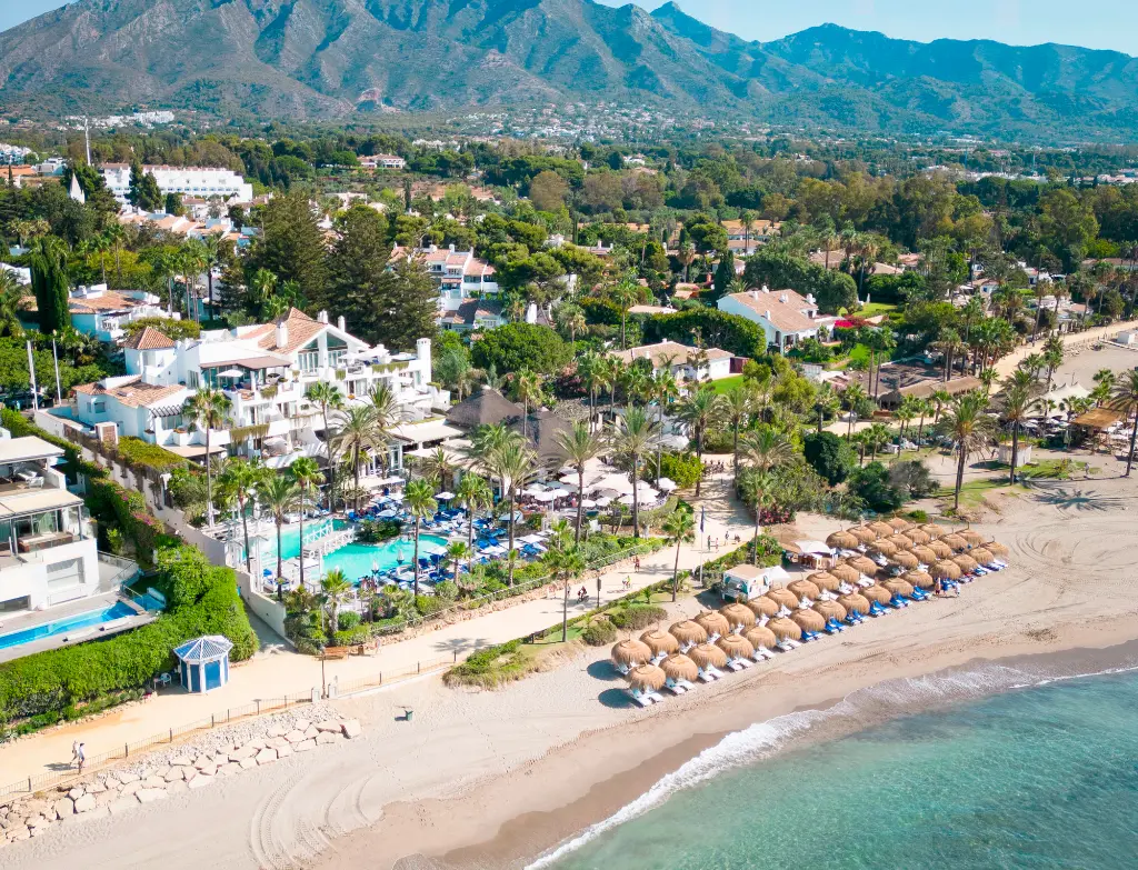vista aerea playa arena mar hamacas sombrillas hotel lujo 5 estrellas Puente Romano Marbella Malaga