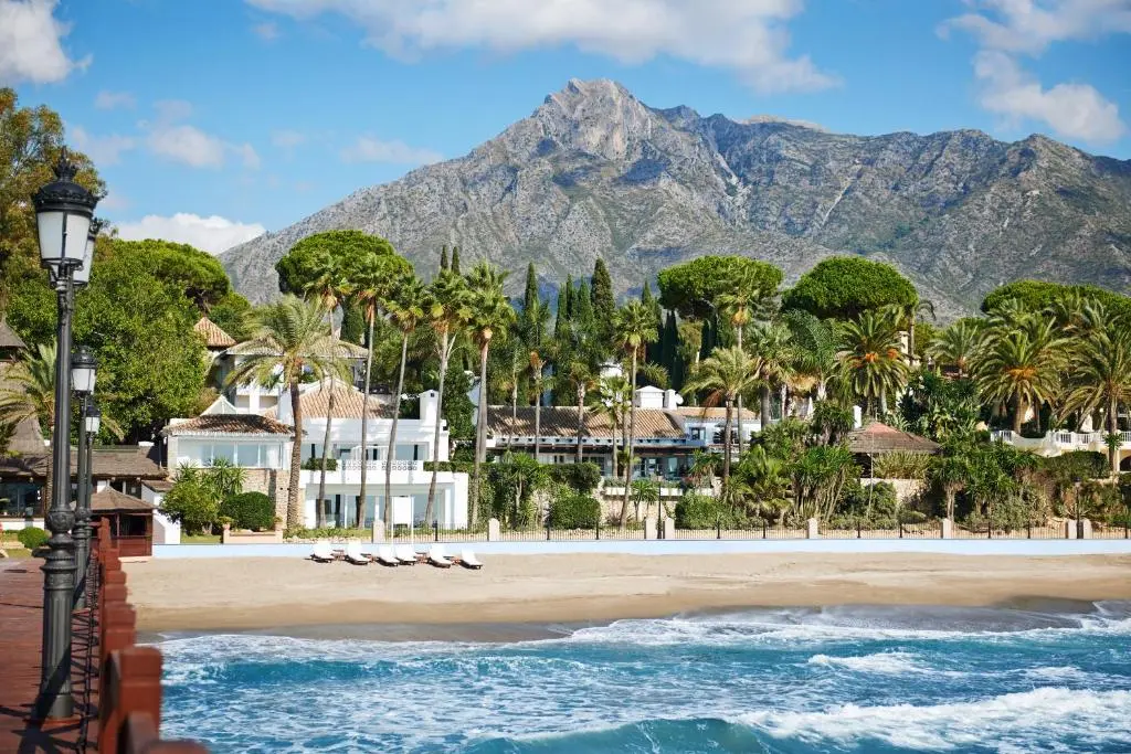 vista panoramica hotel lujo 5 estrellas Marbella Club playa mar palmeras arena y montaña malaga