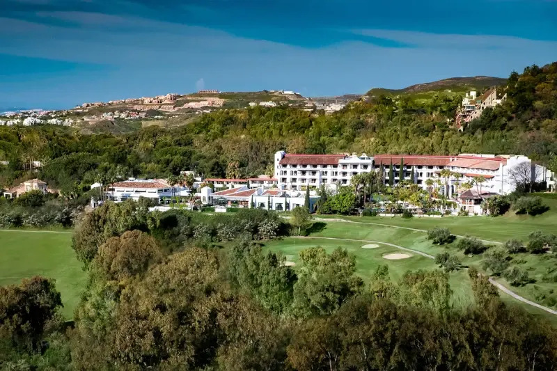 Vista aerea panoramica campo de golf y hotel Westin La Quinta dia soleado en Marbella