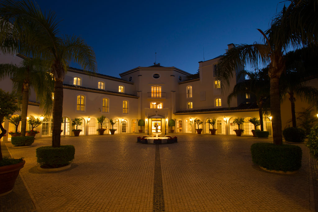 Vista frontal de noche de la plaza central del Hotel Las Dunas en Marbella